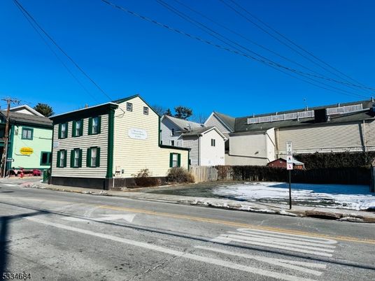 Exterior, Facade, Rowhouse