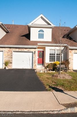 Attached, Exterior, Facade, American Craftsman