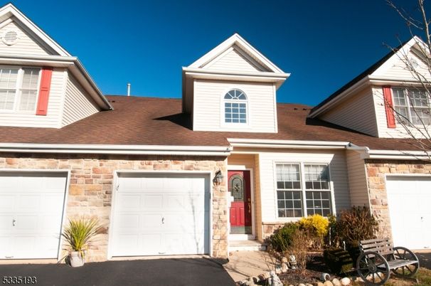 Attached, Exterior, Facade, American Craftsman
