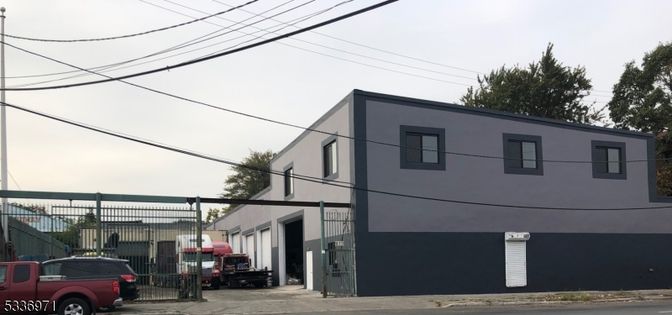 Exterior, Facade, Modern