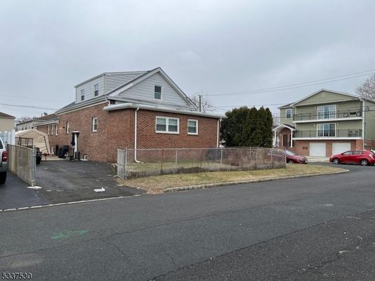 Exterior, Facade, Brick Facade, American Craftsman