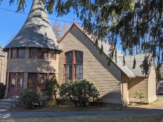 Exterior, Facade, Queen Anne Victorian