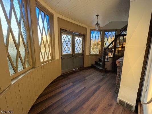 Interior, Pendant Lights, Wood Texture Flooring