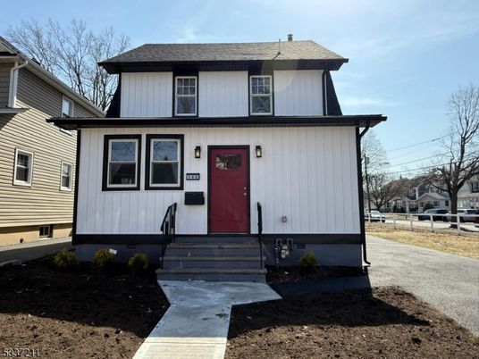 Exterior, Facade, American Foursquare