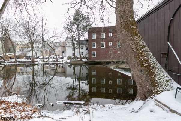 Exterior, Lake