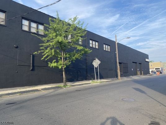 Exterior, Facade, Modern