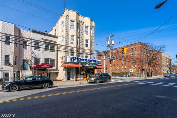 Exterior, Facade, Rowhouse