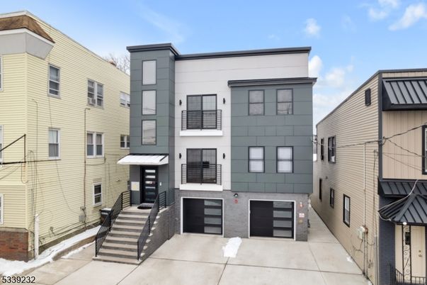 Attached, Exterior, Facade, Rowhouse