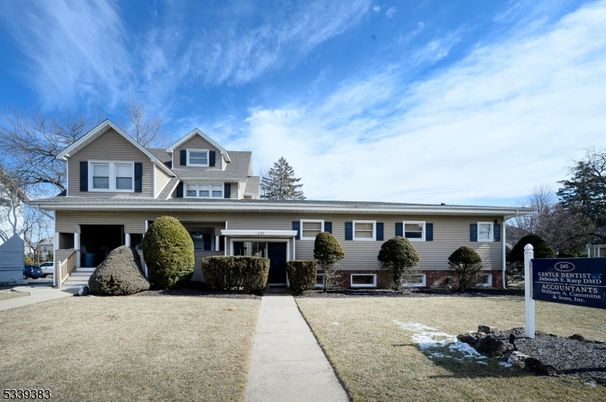 Attached, Exterior, Facade, Cape Cod
