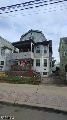 Exterior, Facade, Queen Anne Victorian