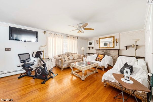 Fitness Equipment, Interior, Living room, Wood Texture Flooring