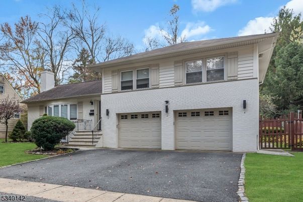 Attached, Exterior, Facade, Split Level