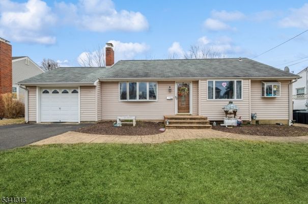 Attached, Exterior, Facade, Cape Cod