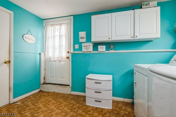 Interior, Washer, Wood Texture Flooring