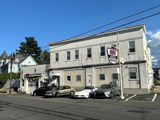 Exterior, Facade, Rowhouse