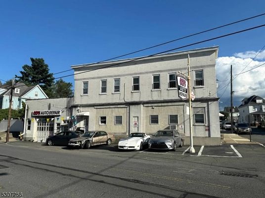 Exterior, Facade, Rowhouse