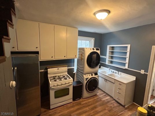 Interior, Washer, Wood Texture Flooring