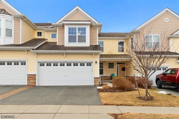 Attached, Exterior, Facade, American Craftsman