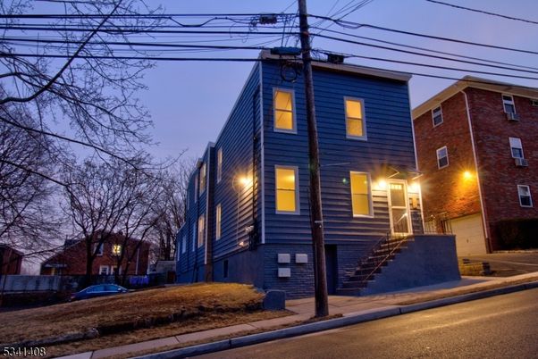 Attached, Exterior, Facade, Rowhouse