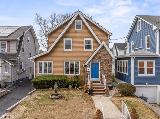 Attached, Exterior, Facade, Brick Facade, Queen Anne Victorian