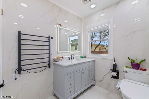 Bathroom, Interior, Marble, Marble Walls, Recessed Lighting