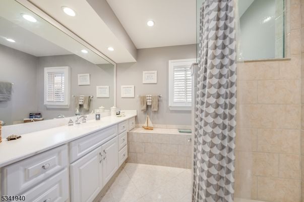 Bathroom, Dual Sink Vanities, Interior, Recessed Lighting