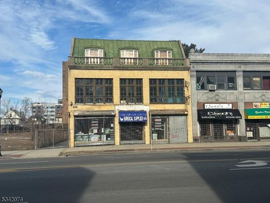 Exterior, Facade, Rowhouse