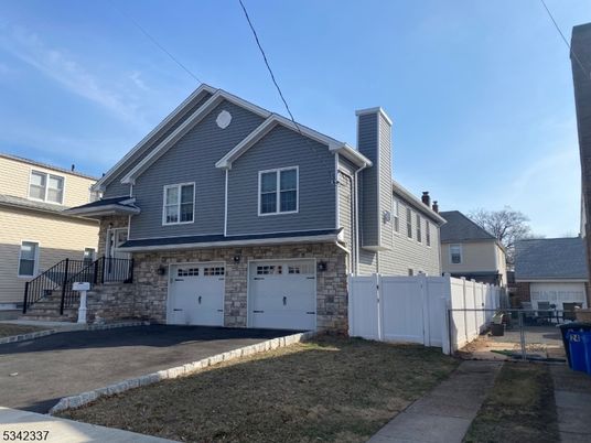 Attached, Exterior, Facade, American Craftsman
