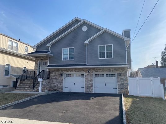 Attached, Exterior, Facade, American Craftsman