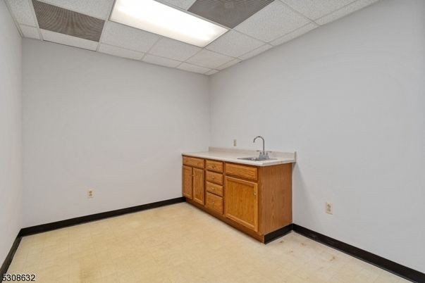 Bathroom, Empty room, Interior, Recessed Lighting