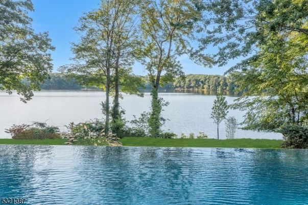 Exterior, Lake