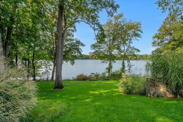Exterior, Lake