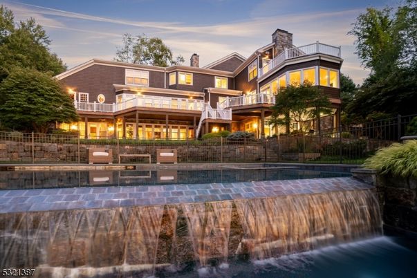 Exterior, Facade, Pool, Log Home
