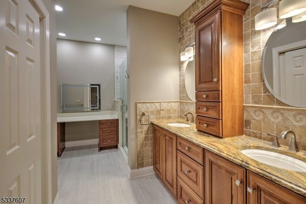 Bathroom, Dual Sink Vanities, Interior, Recessed Lighting