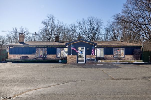 Exterior, Facade, Ranch