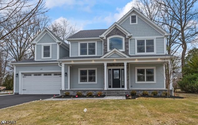Attached, Exterior, Facade, American Craftsman