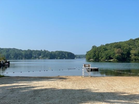 Exterior, Lake