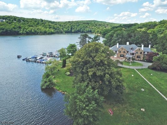 Exterior, Lake
