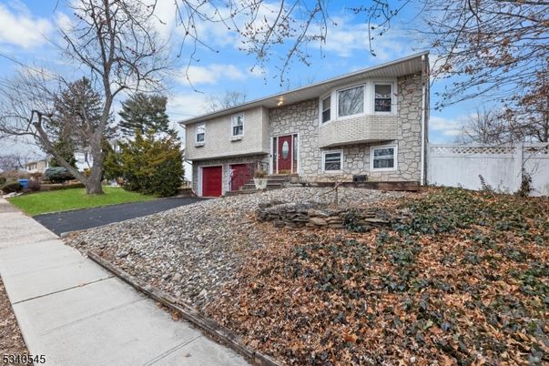 Attached, Exterior, Facade, Brick Facade, Raised Ranch