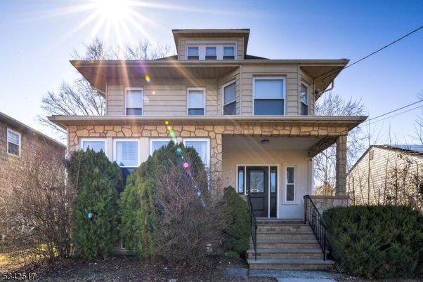 Exterior, Facade, American Foursquare