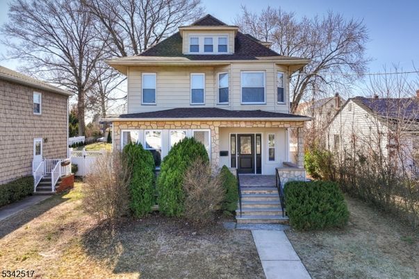 Exterior, Facade, American Foursquare