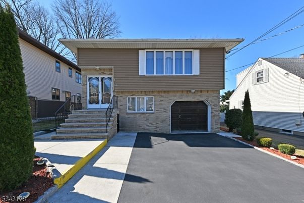Attached, Exterior, Facade, Brick Facade, Raised Ranch