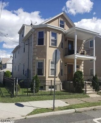 Exterior, Facade, Rowhouse