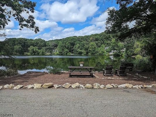 Exterior, Lake