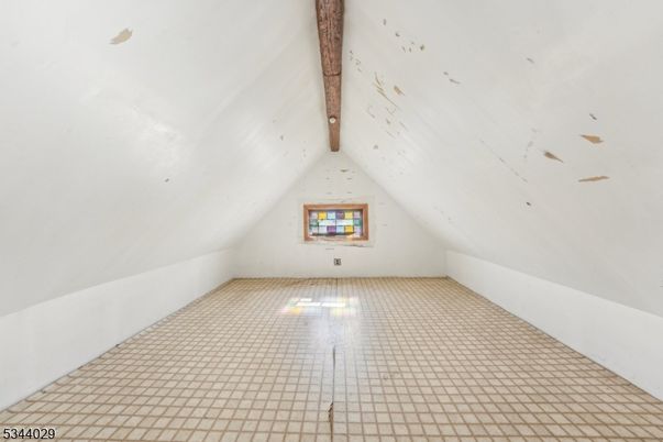 Empty room, Interior, Wooden Beams