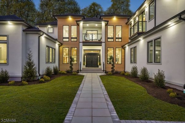 Exterior, Facade, Modern