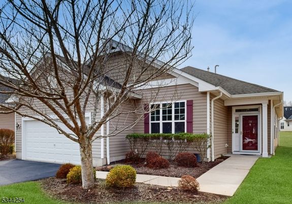 Attached, Exterior, Facade, American Craftsman