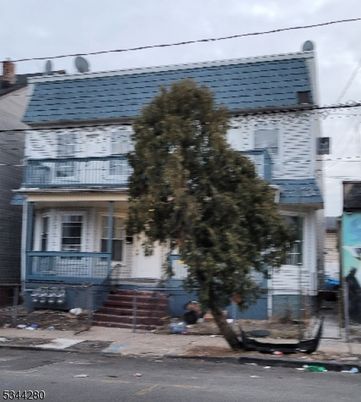 Exterior, Facade, American Foursquare