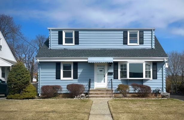 Exterior, Facade, Cape Cod