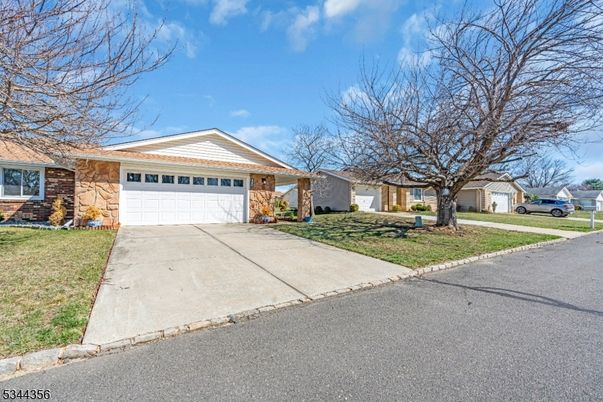 Attached, Exterior, Facade, Brick Facade, Ranch